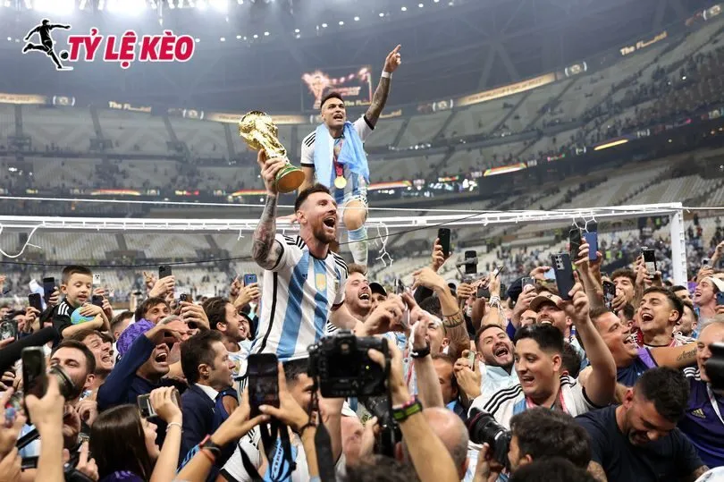 Messi ăn mừng nâng cao chiếc cúp World Cup